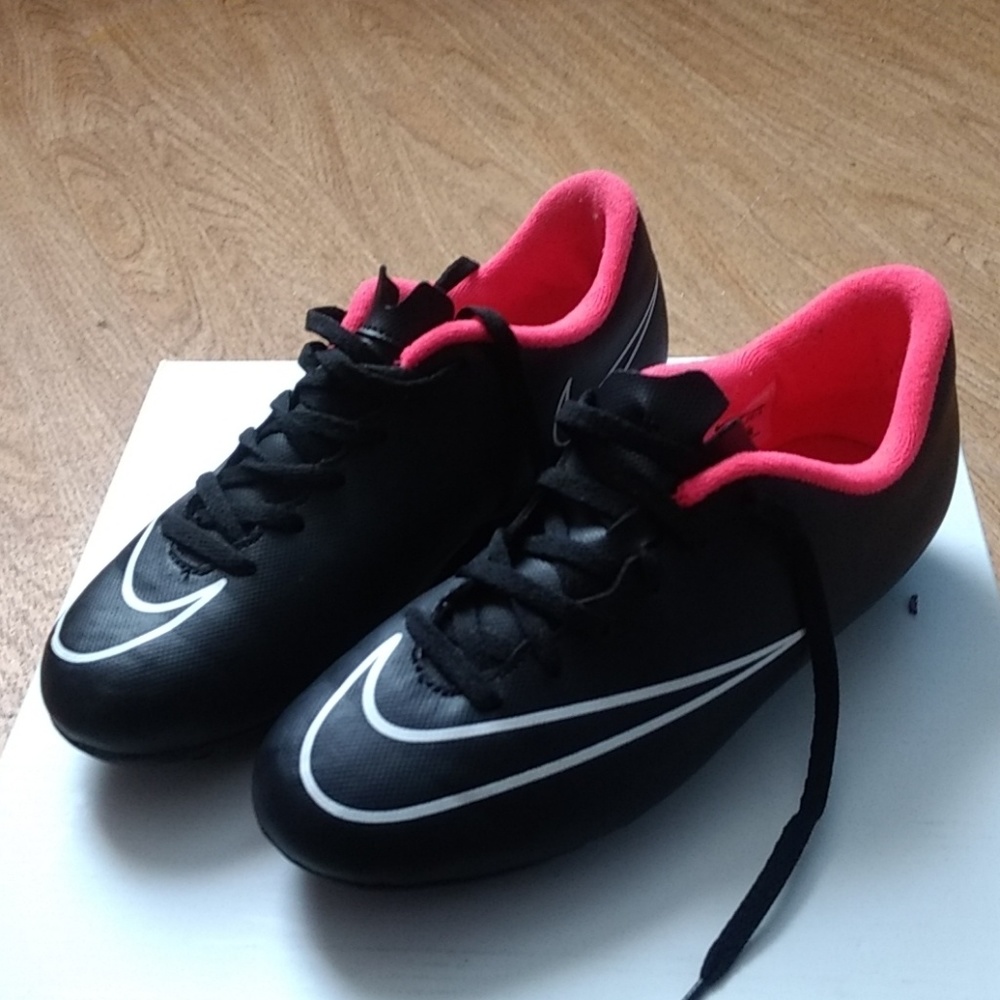 Ground soccer cleats